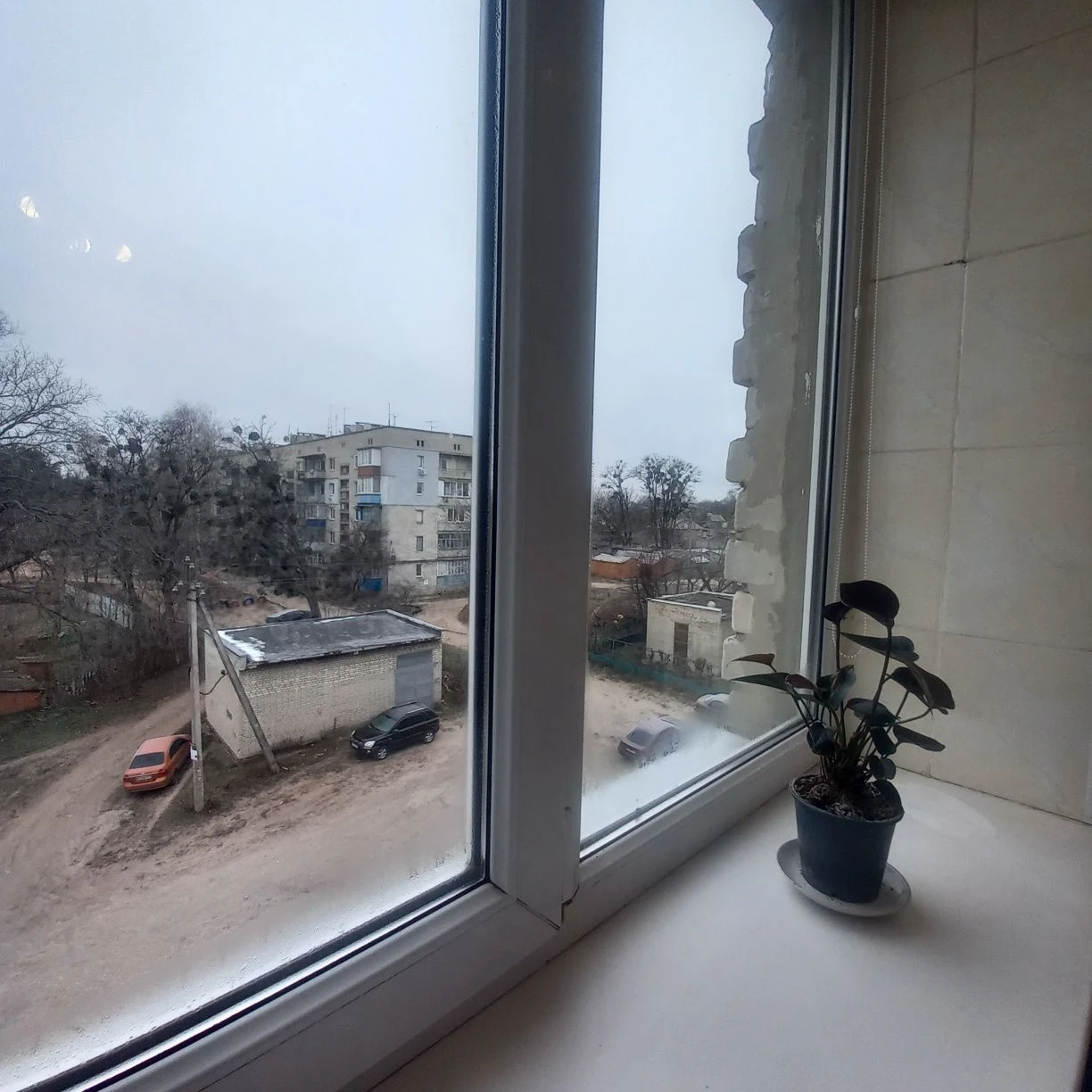 Продам м.Мерефа 3х.кімн.квартира 63м.ремонт.27тис.