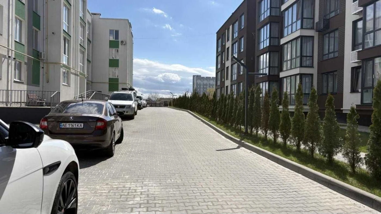 Продаж 1 кімнатної квартири без ремонту у новобудові, місто