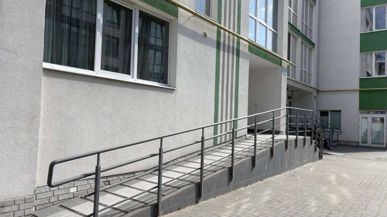Продаж 1 кімнатної квартири без ремонту у новобудові, місто