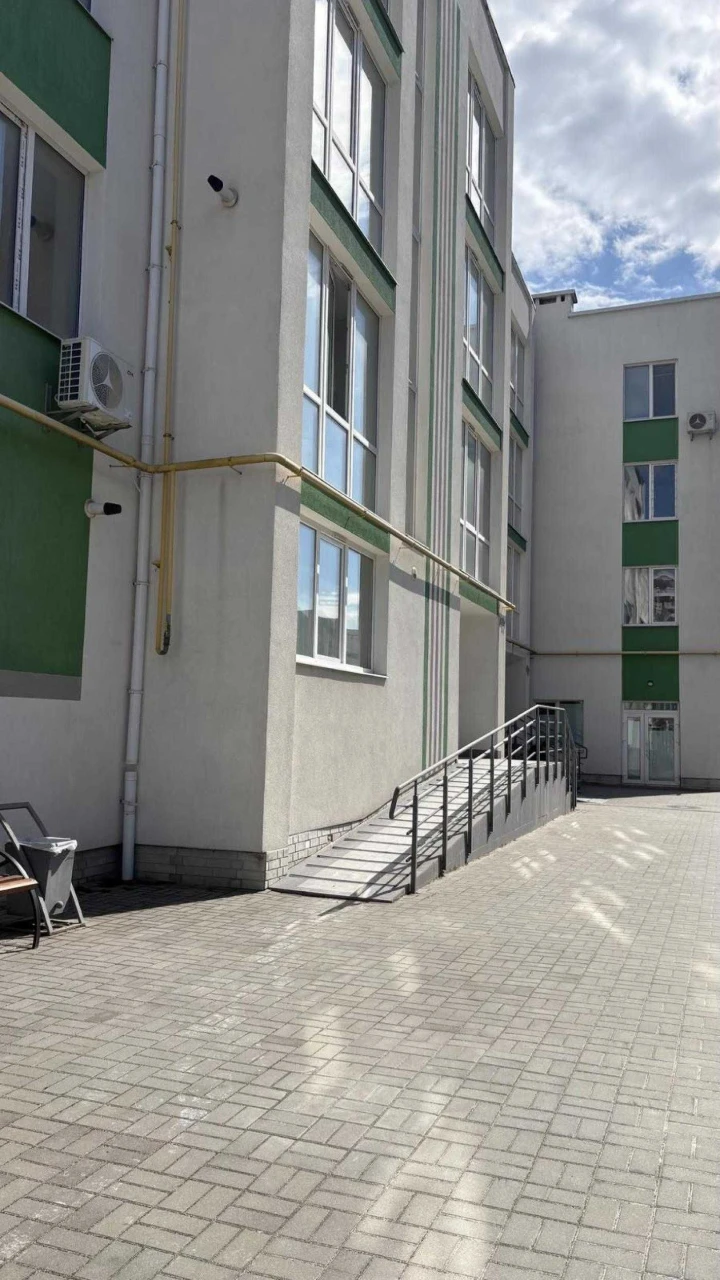 Продаж 1 кімнатної квартири без ремонту у новобудові, місто