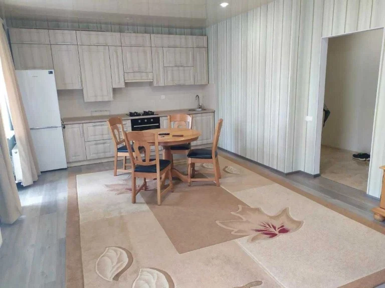 Продаж 1к квартири З РЕМОНТОМ 4/8ц 44/33/11м² Винники вул. В