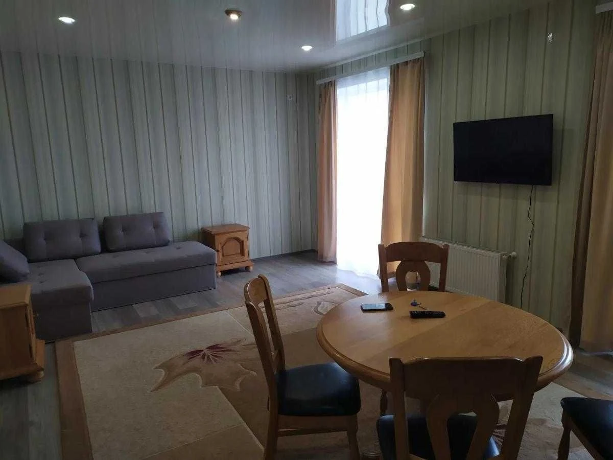 Продаж 1к квартири З РЕМОНТОМ 4/8ц 44/33/11м² Винники вул. В