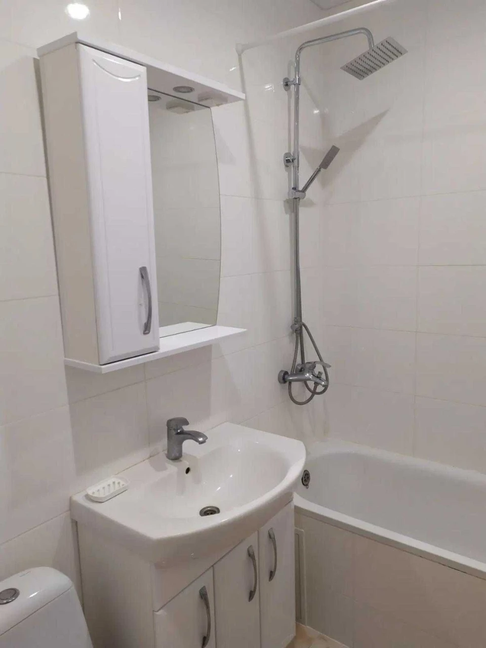 Продаж 1к квартири З РЕМОНТОМ 4/8ц 44/33/11м² Винники вул. В