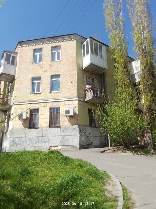 Продам 5-комн. квартиру-коммуналку, 100м. Отдельные входы!