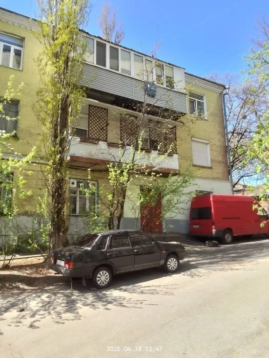 Продам 5-комн. квартиру-коммуналку, 100м. Отдельные входы!