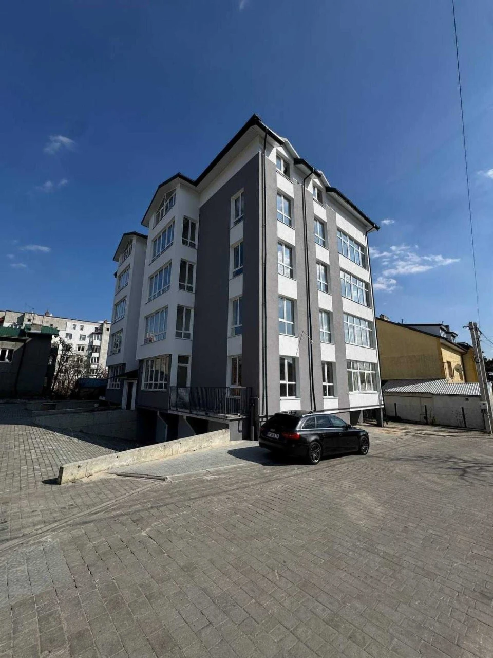 Від власника!! Продаж просторої 2-рівневої квартири з мансар
