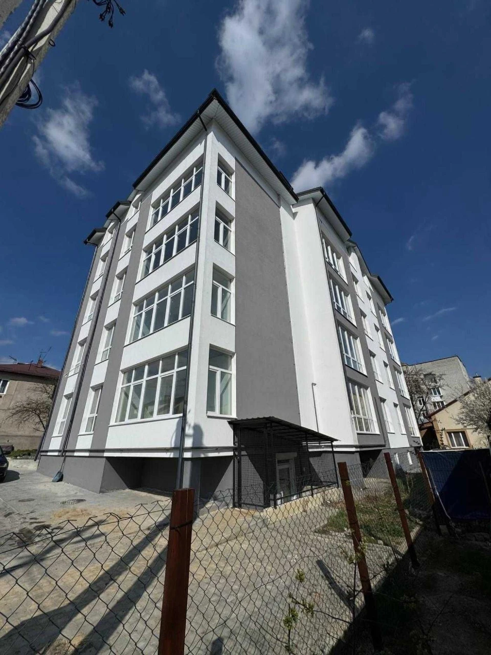 Від власника!! Продаж просторої 2-рівневої квартири з мансар