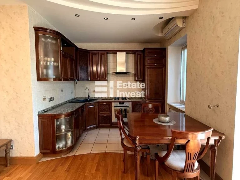 Apartment. Kharkiv, Nezalezhnosti ave. (Pravdy), 5 (p1-p8)
