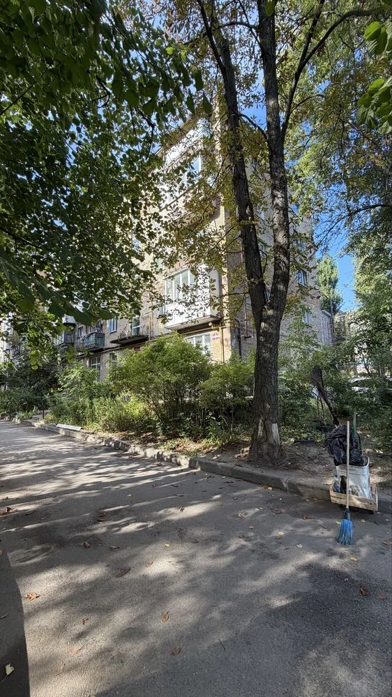 Продается 1-комнатная квартира в Вишневом, на первом этаже, фасад