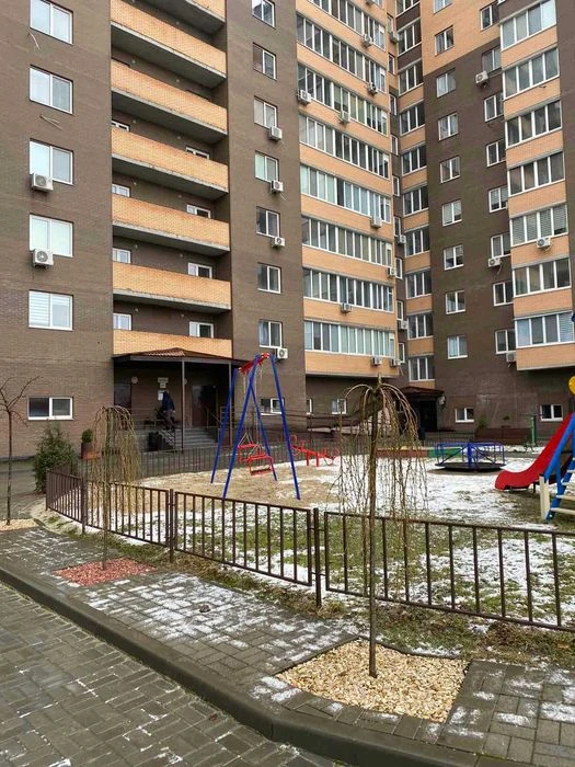 Будинок розташований в центрі міста. Галина