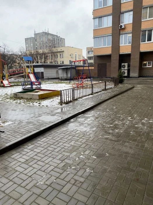 Будинок розташований в центрі міста. Галина