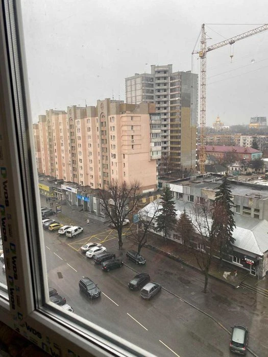 Будинок розташований в центрі міста. Галина