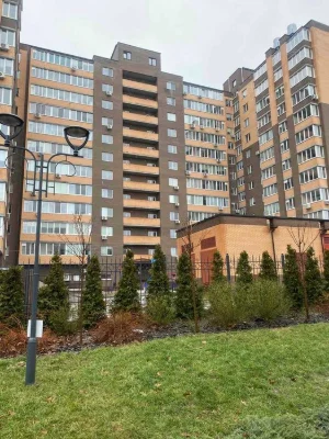 Будинок розташований в центрі міста. Галина