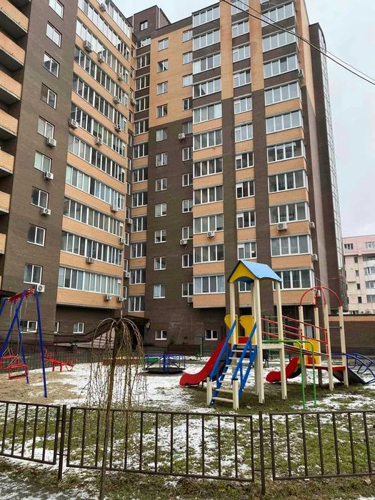Будинок розташований в центрі міста. Галина