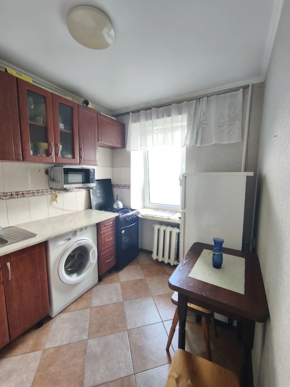 Продаж гостинки з краєвидом на озеро