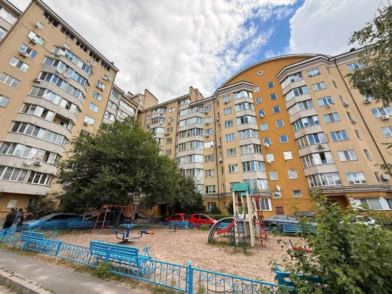 2кімнатна, 3 поверх! Кладова! Укриття! вул.Лесі Українки 19,