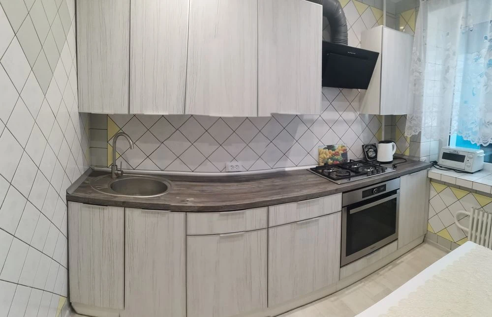 A 2-room apartment on Aerokosmicheskoe Avenue is for sale.