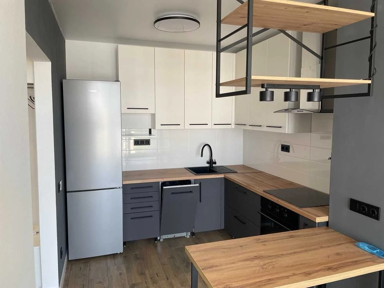 Продаж однокімнатної квартири 42 м. кв.  ЖК  «Атмосфера», м.