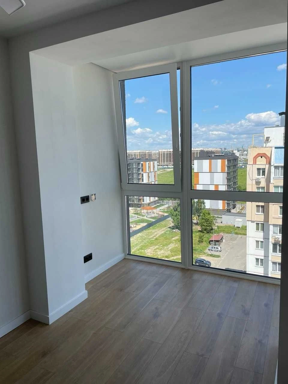 Продаж однокімнатної квартири 42 м. кв.  ЖК  «Атмосфера», м.