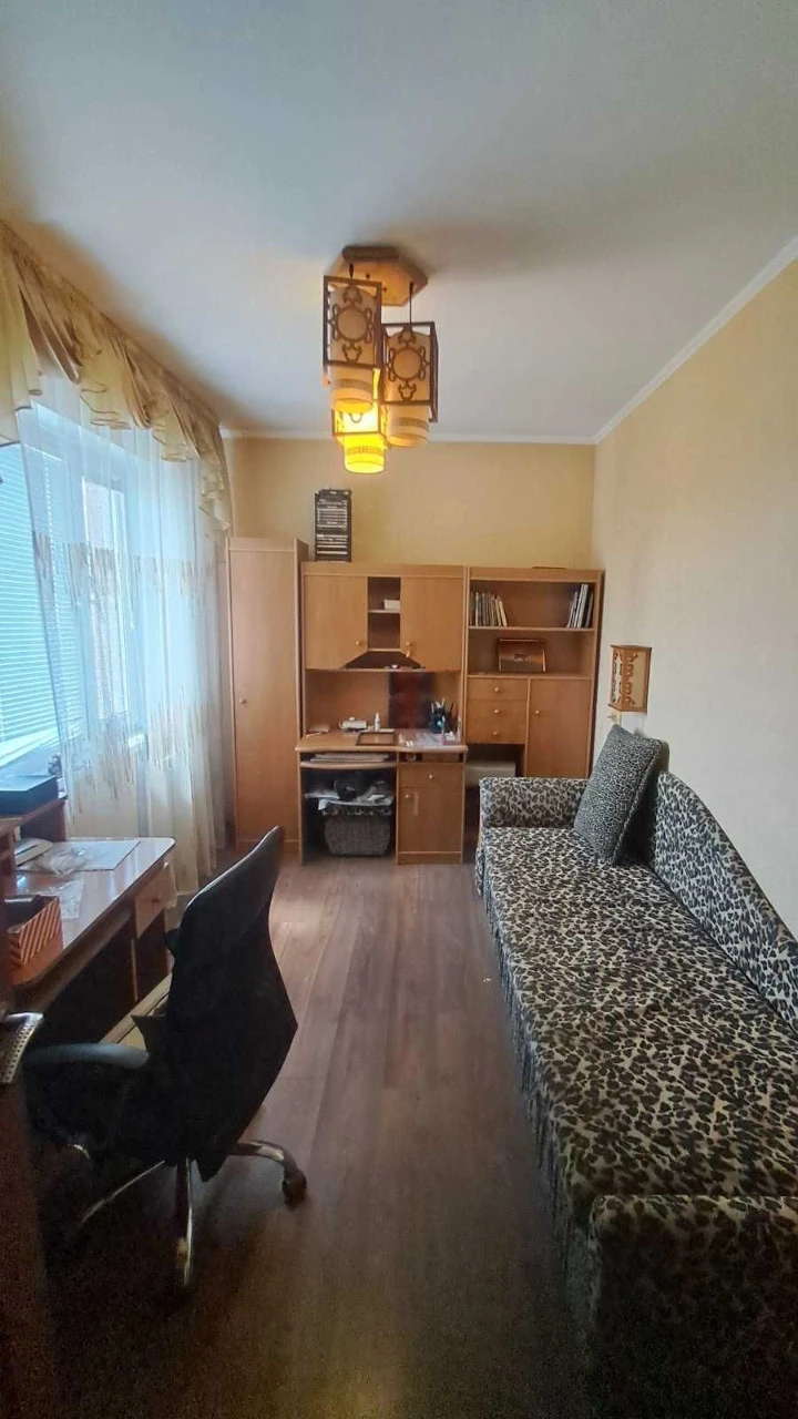 Продам 3-х кімнатну квартиру у Вишневому на центральній стор