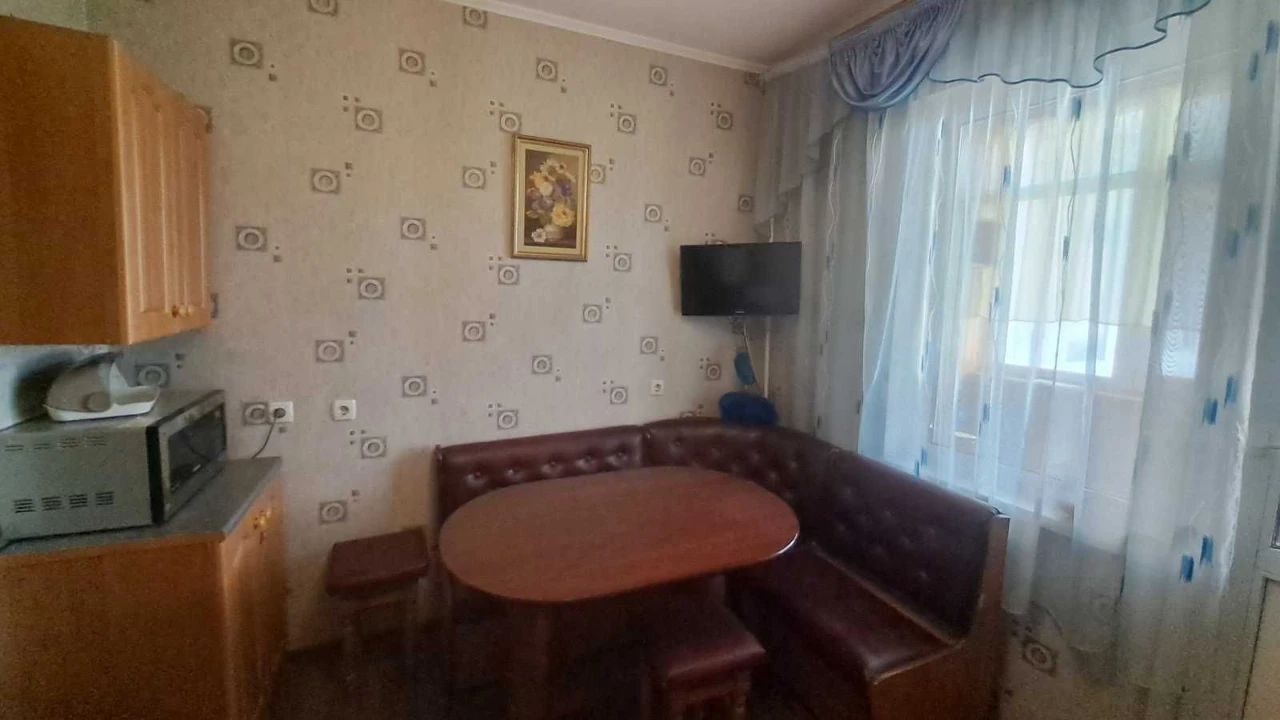 Продам 3-х кімнатну квартиру у Вишневому на центральній стор