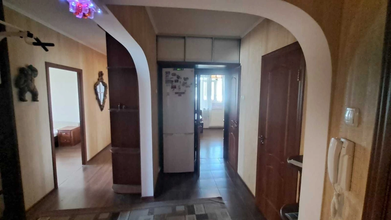 Продам 3-х кімнатну квартиру у Вишневому на центральній стор