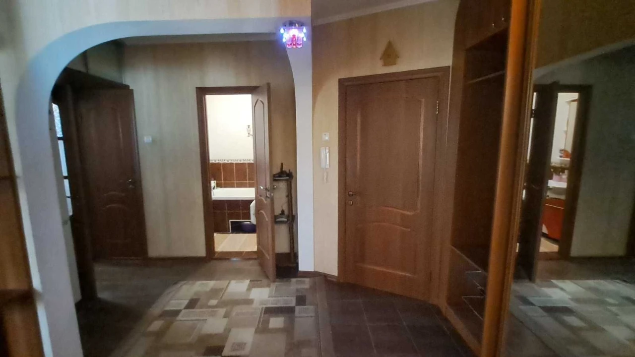Продам 3-х кімнатну квартиру у Вишневому на центральній стор