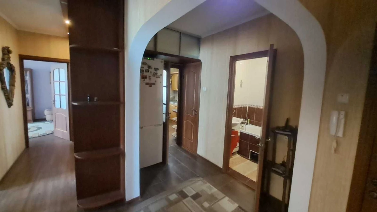 Продам 3-х кімнатну квартиру у Вишневому на центральній стор