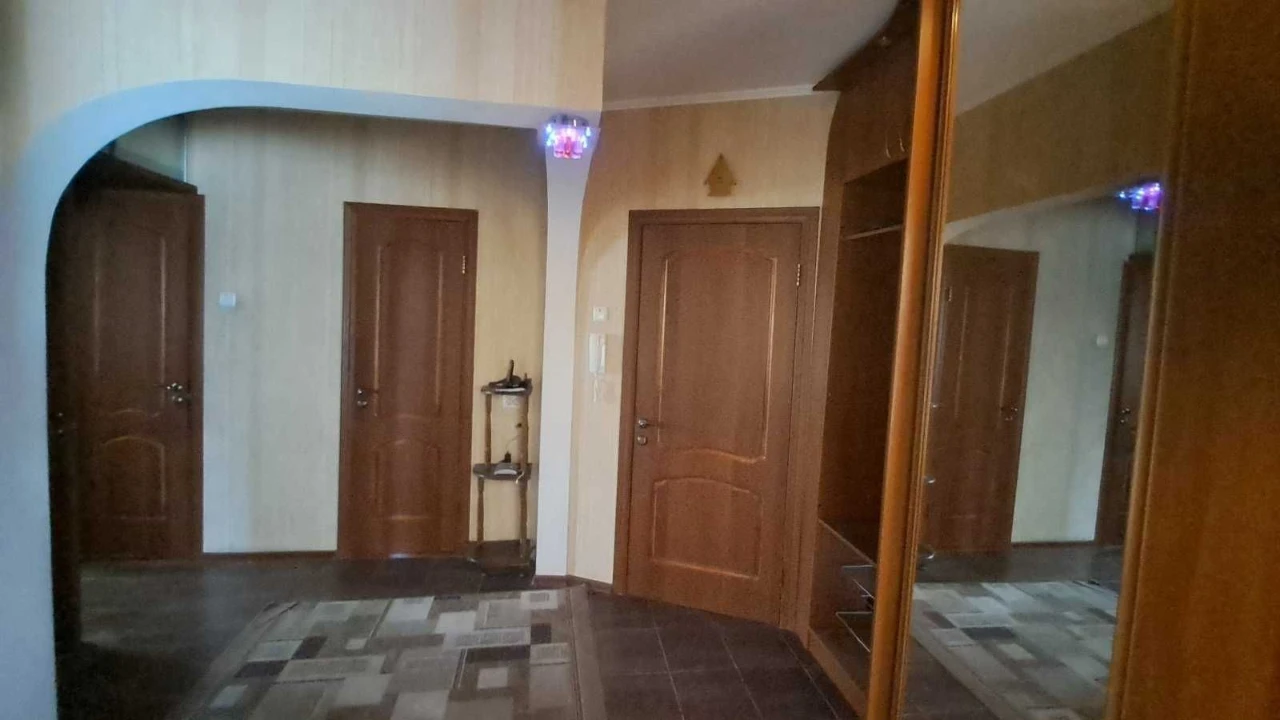 Продам 3-х кімнатну квартиру у Вишневому на центральній стор