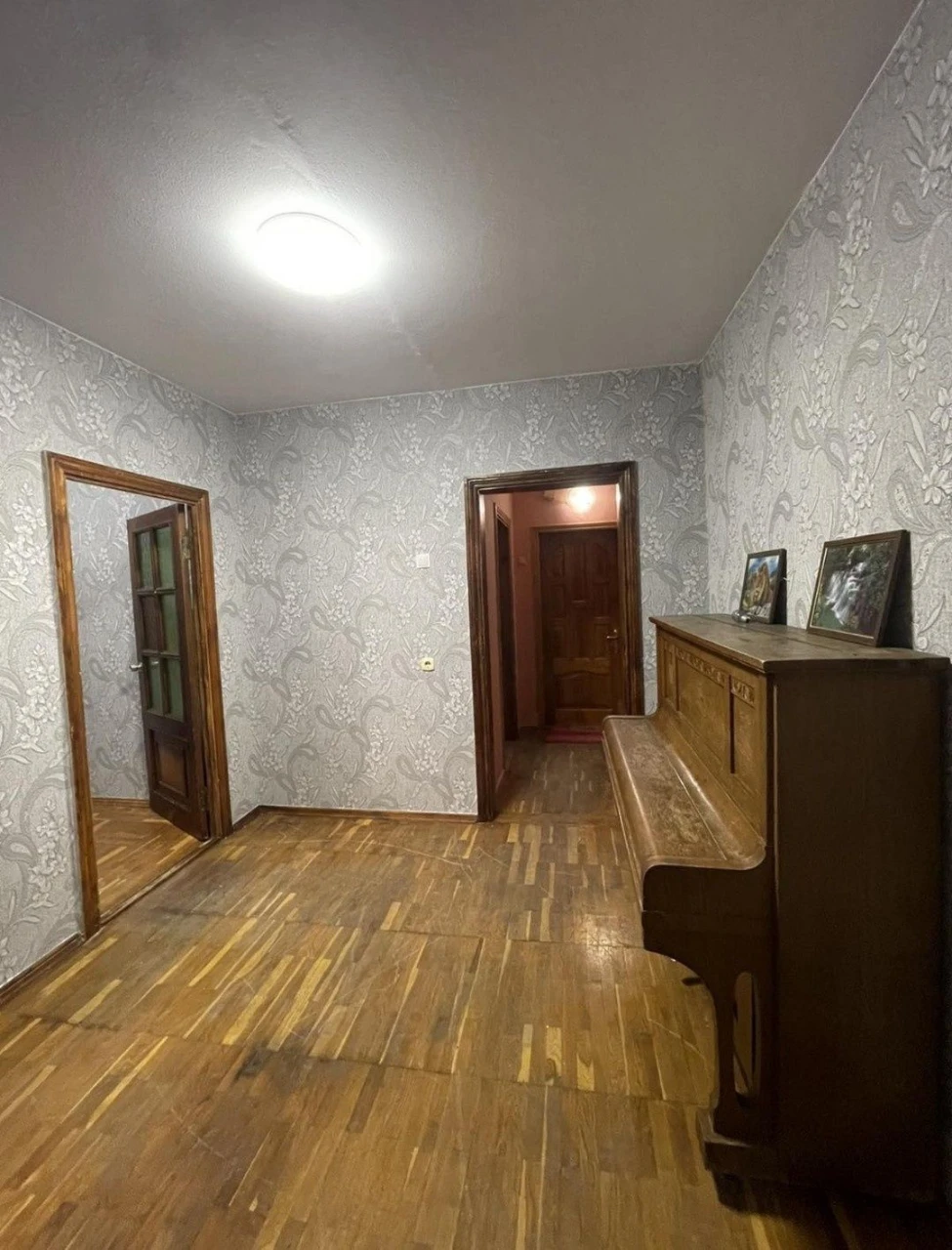 Продаж  3 кімнатної квартири м.Вишневий.  72кв.м два  балкон