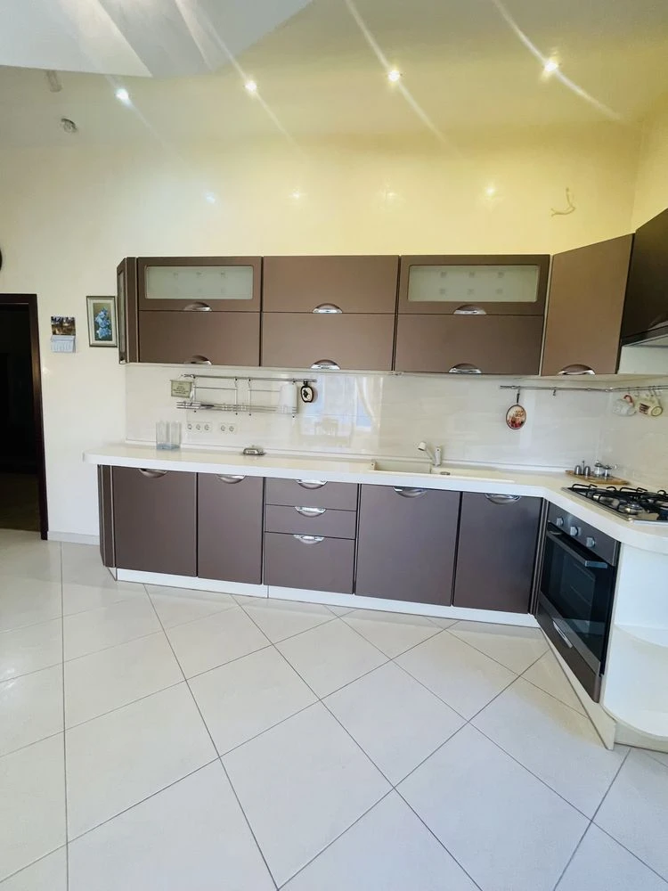Продаж  3 кімнатної квартири 103 м2  у  м.Вишневе вул. К.Скр