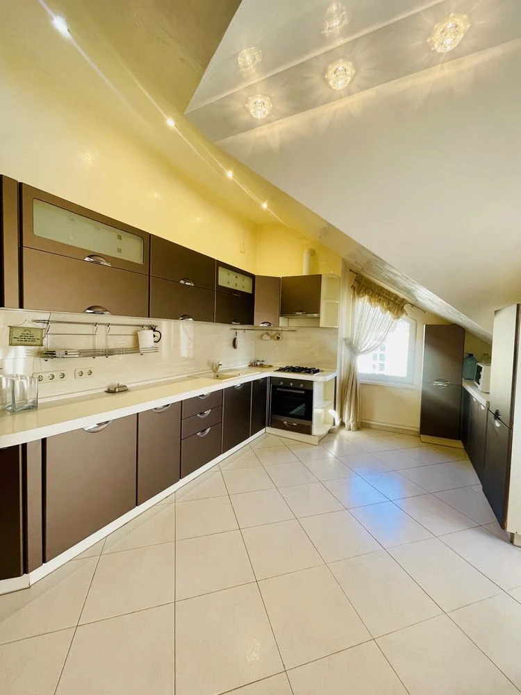 Продаж  3 кімнатної квартири 103 м2  у  м.Вишневе вул. К.Скр