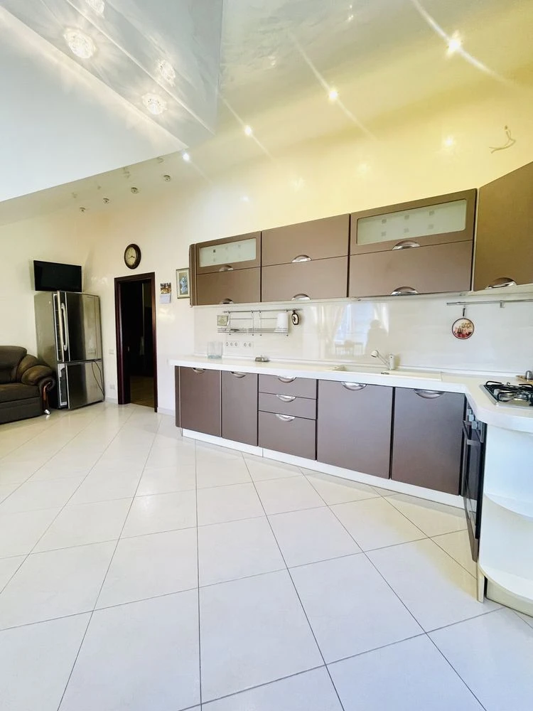 Продаж  3 кімнатної квартири 103 м2  у  м.Вишневе вул. К.Скр