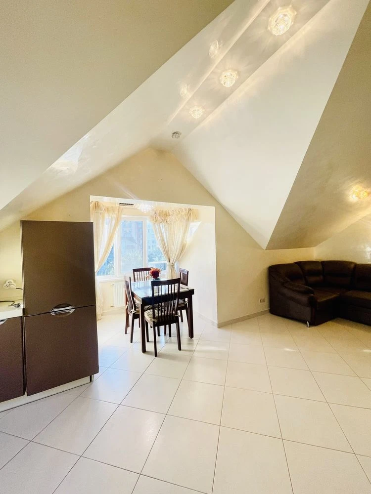 Продаж  3 кімнатної квартири 103 м2  у  м.Вишневе вул. К.Скр
