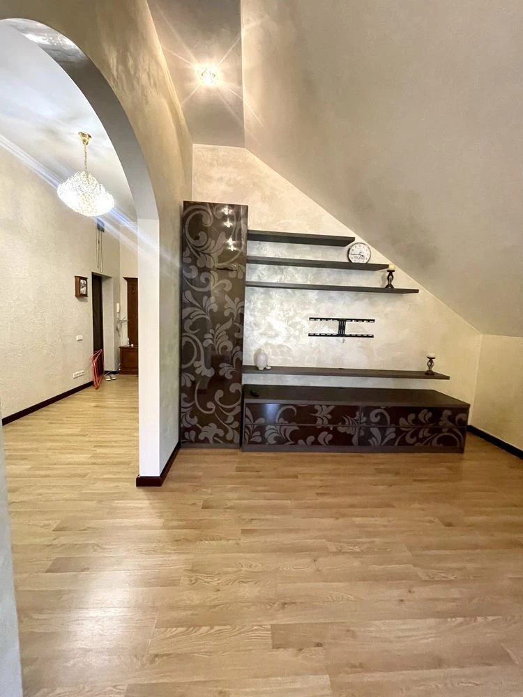 Продаж  3 кімнатної квартири 103 м2  у  м.Вишневе вул. К.Скр