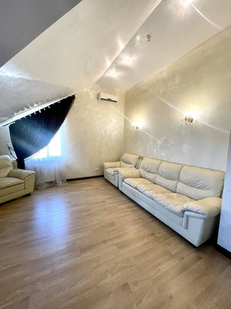 Продаж  3 кімнатної квартири 103 м2  у  м.Вишневе вул. К.Скр