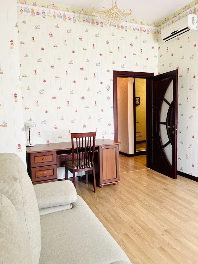 Продаж  3 кімнатної квартири 103 м2  у  м.Вишневе вул. К.Скр