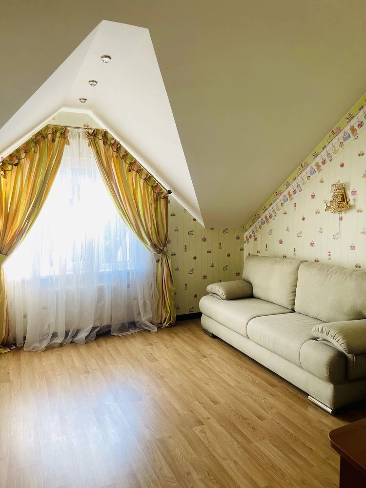 Продаж  3 кімнатної квартири 103 м2  у  м.Вишневе вул. К.Скр