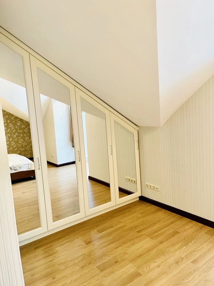 Продаж  3 кімнатної квартири 103 м2  у  м.Вишневе вул. К.Скр