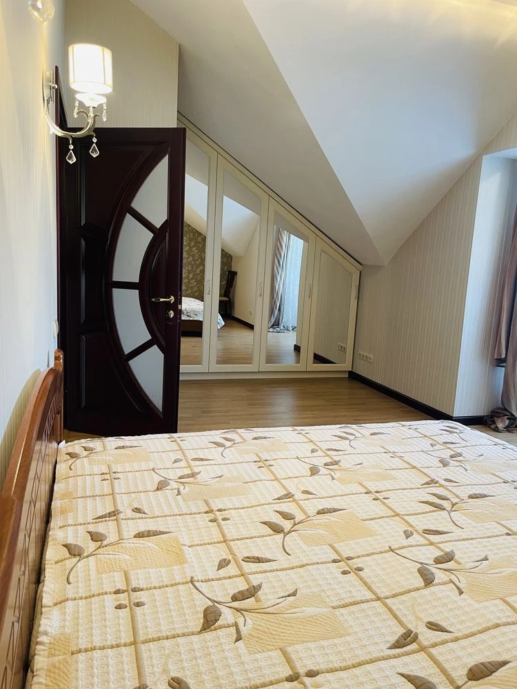 Продаж  3 кімнатної квартири 103 м2  у  м.Вишневе вул. К.Скр
