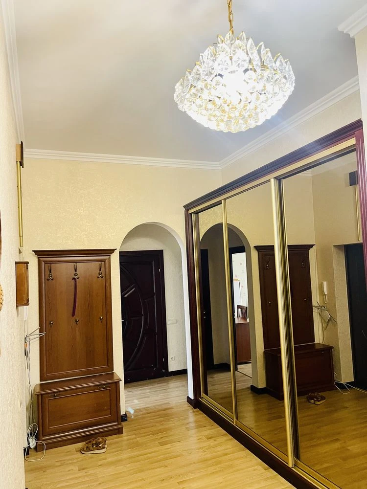 Продаж  3 кімнатної квартири 103 м2  у  м.Вишневе вул. К.Скр