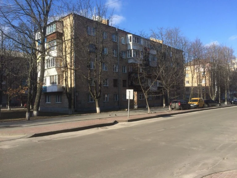 Центр міста!! Продам або обміняю 1/2 частину трикімнатної кв