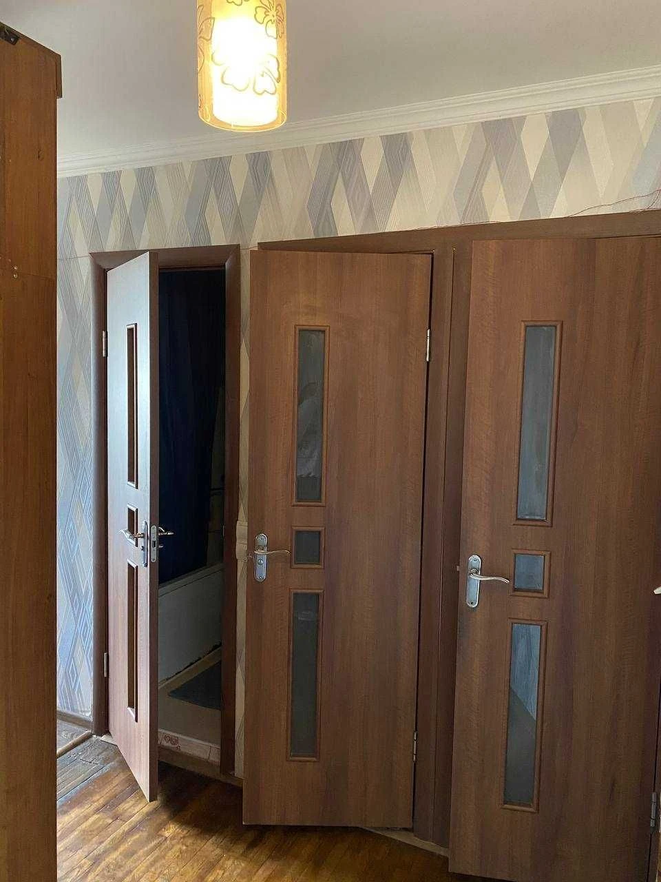 Продам 3 х комнатную три кімнатну Кваритиру Вишневе ЦЕНТР Ре