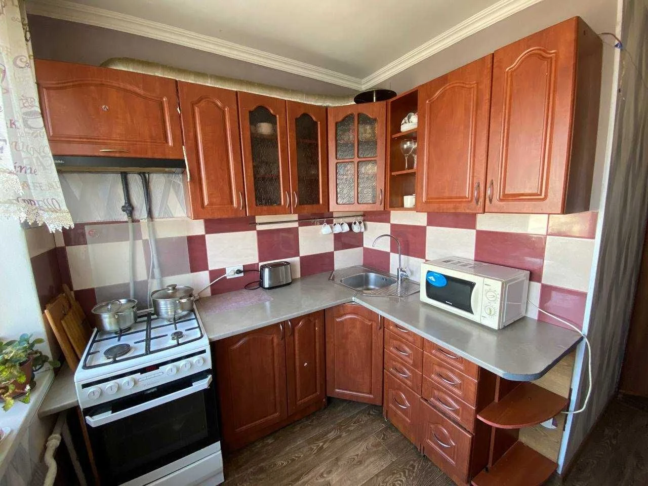 Продам 3 х комнатную три кімнатну Кваритиру Вишневе ЦЕНТР Ре