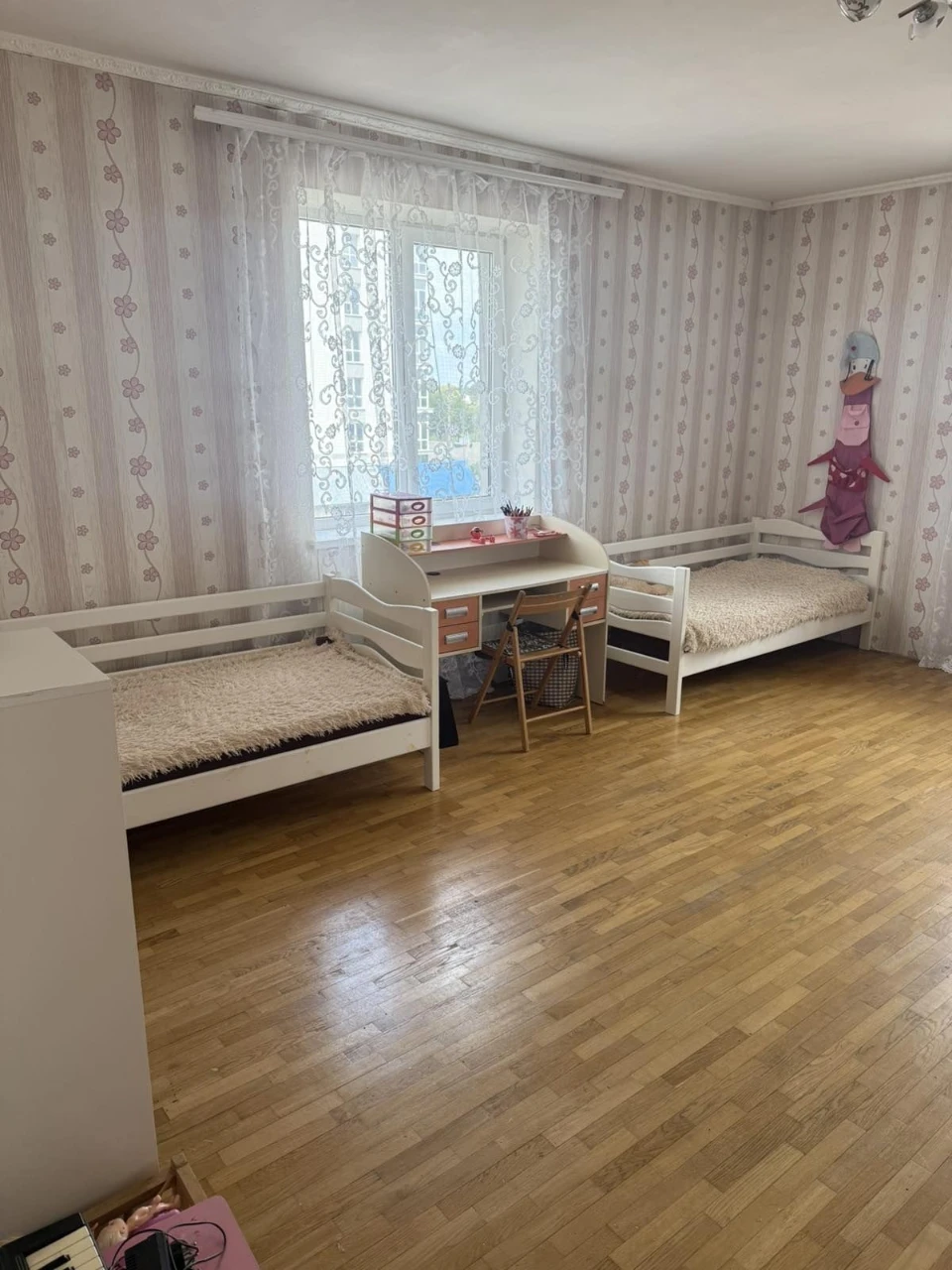 Продається двоповерхова  квартира 200 м.кв. в центрі м.Славу