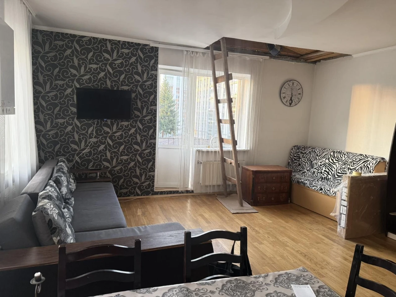 Продається двоповерхова  квартира 200 м.кв. в центрі м.Славу