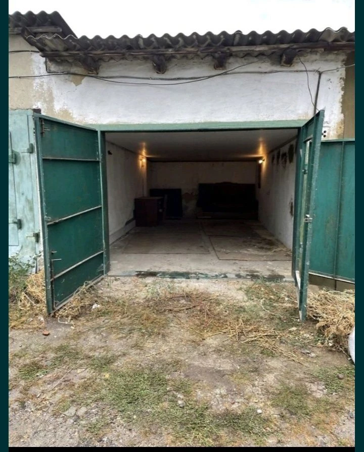 Garage with cellar, with documents