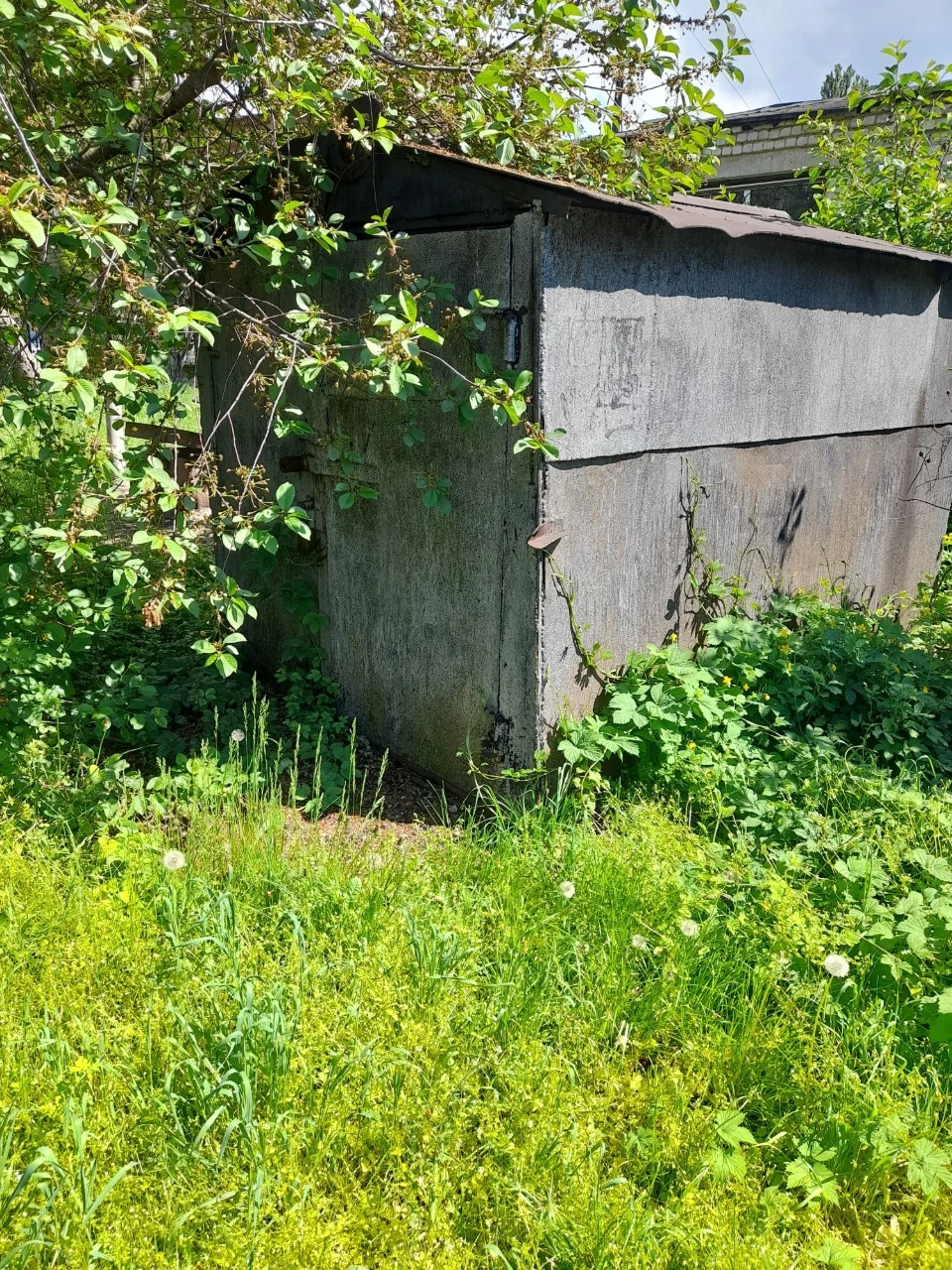 Металлический домик , гараж.