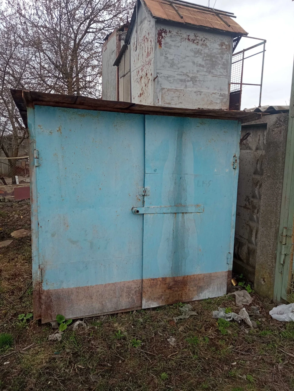 Metal Garage on M'yasokombinatu Estate.