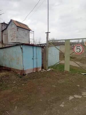 Metal Garage on M'yasokombinatu Estate.